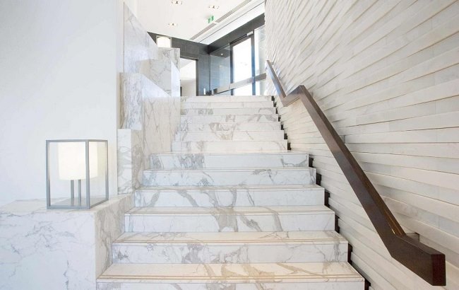 Cầu thang đá marble là điểm nhấn ấn tượng