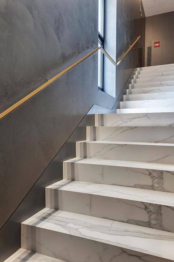 Lựa chọn đá marble trắng ốp cầu thang luôn là điểm nhấn sáng tạo