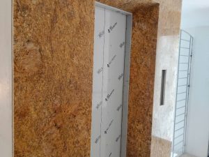 Thang máy đá vàng hoàng gia