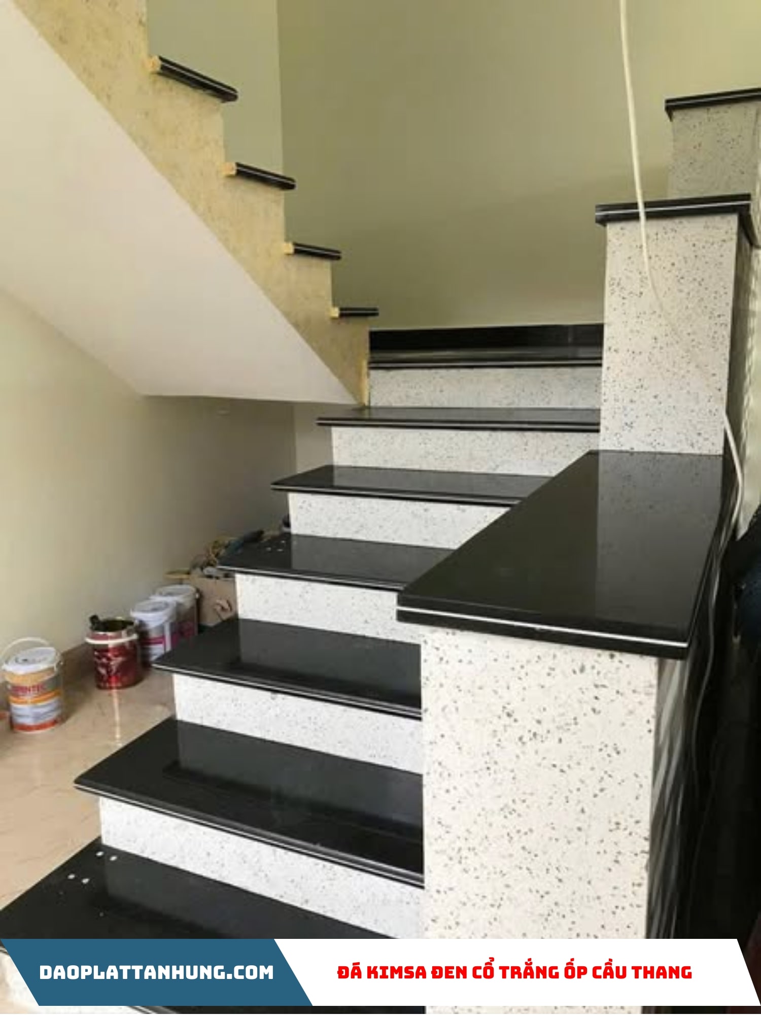 Đá granite đen kim sa ốp cầu thang sang trọng, bền đẹp, ít lỗi mốt