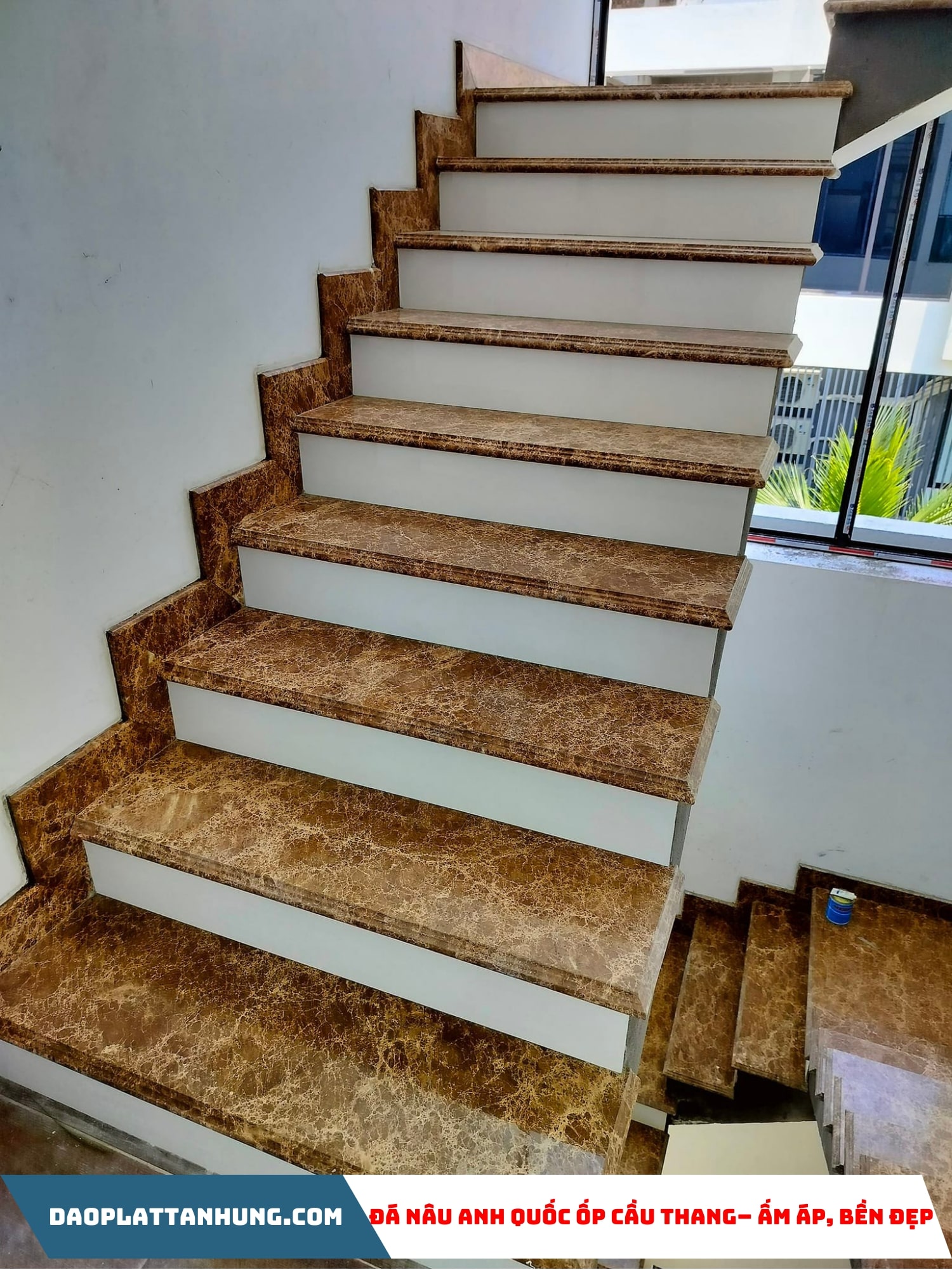 Đá nâu anh Quốc ốp cầu thang– ấm áp, phù hợp nhà cổ điển hoặc tân cổ điển