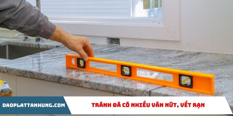 Tránh đá có nhiều vân nứt, vết rạn