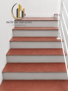 Cầu thang đá đỏ màu sắc tươi tắn, tự nhiên