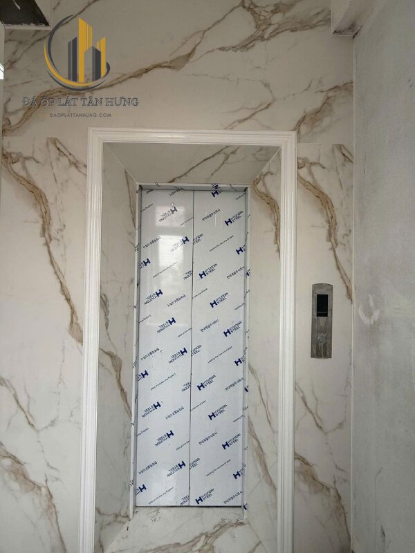 Mẫu đá ốp thang máy đẹp đường vân tự nhiên 